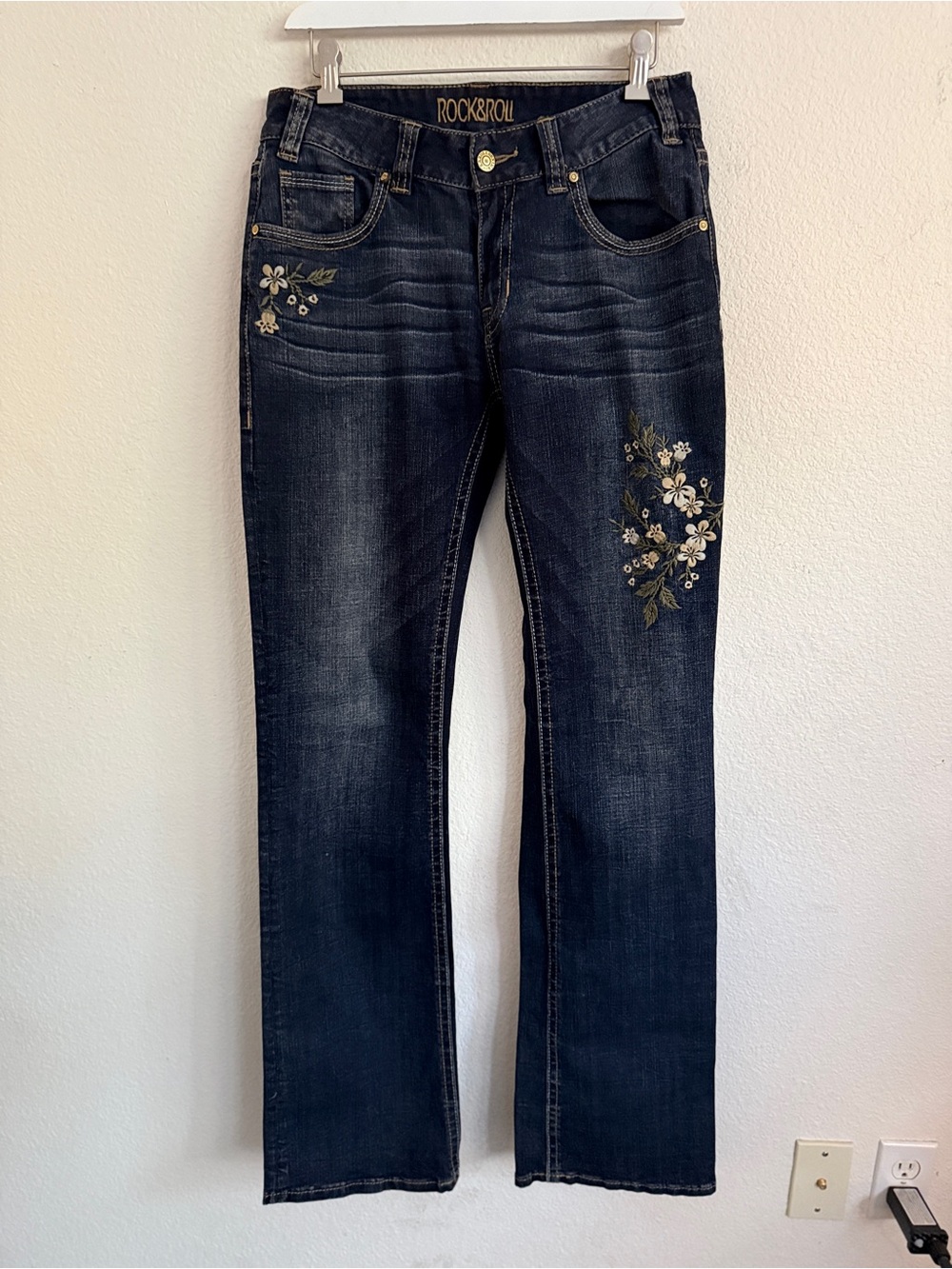Rock & Roll Cowgirl Dark Wash mid rise Bootcut Jeans Floral Embroidery 30x36